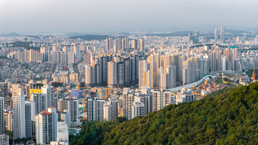 Obraz premium Aerial View Of Apartment Buildings And Forested Hills in Seoul, South Korea