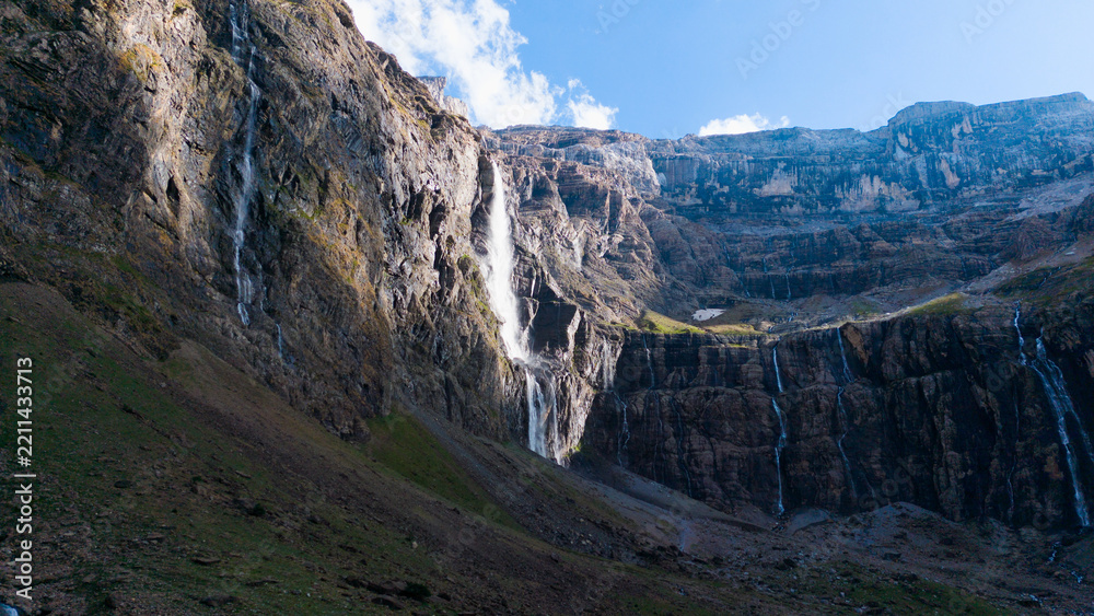 Obraz premium scenic view of famous cirque de gavarnie with gavarnie fall in pyrenees national park