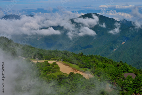 御坂山地の三ツ峠山山頂から　雲間の黒岳の展望
