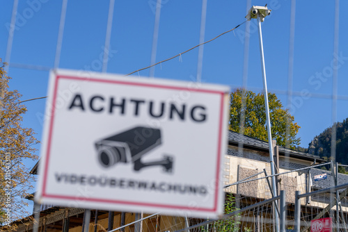 Vogel sitzt auf Überwachungskameras