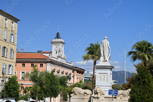 Vue extérieure de l'hôtel de ville d'Ajaccio avec le monument comémoratif du 1er concul vu de dos