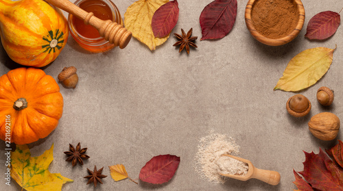 Herbstkomposition - Rahmen aus bunten Herbstblättern, Kürbissen und Backzutaten auf grauem Hintergrund - Herbst - Erntedankfest - Draufsicht