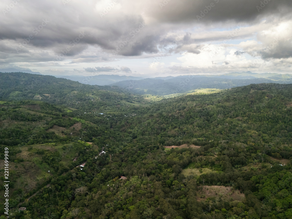 Obraz premium Green valley in mountain landscape