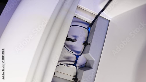 Medical optician processing spectacle lenses using precision machinery