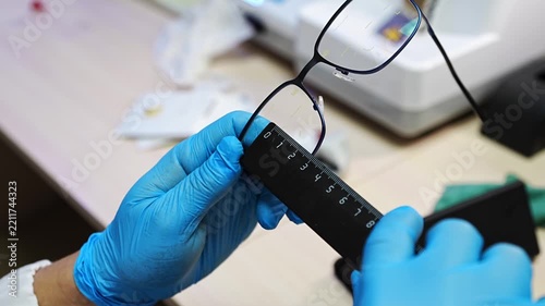 Measuring optical lens dimensions for eyewear