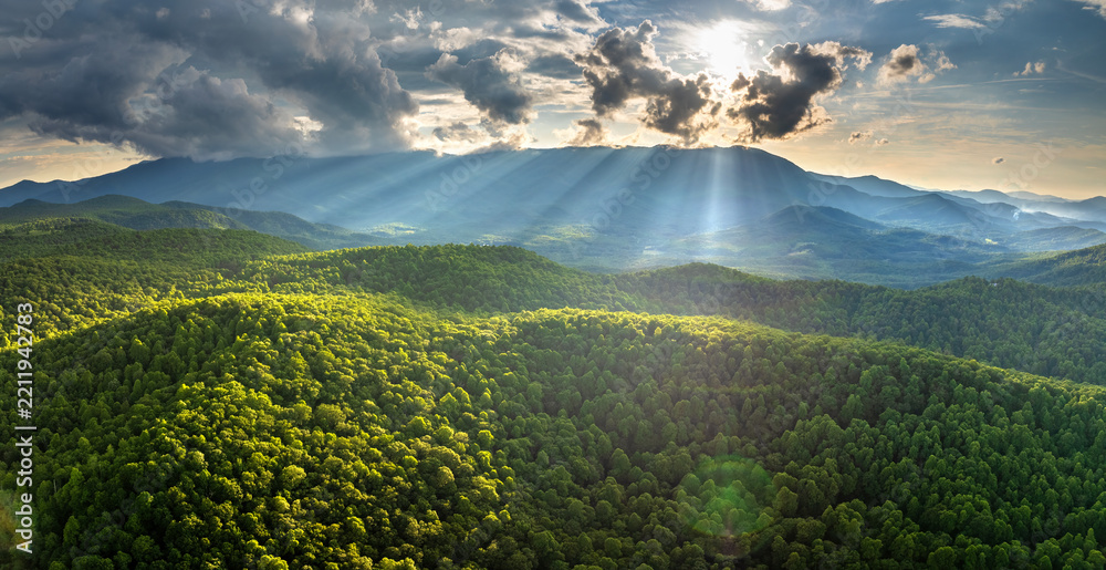 Obraz premium Bright sunrise in North Carolina Blue Ridge Mountains in summer season. Mt Mitchell summertime landscape of beautiful nature