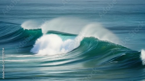 うねりが浅瀬で盛り上がる直前 シームレスループ動画背景 16:9 4K