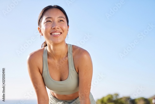Plakat 야외에서 아침 러닝 후 땀을 흘리며 환하게 웃는 젊은 한국인 여성. 건강한 라이프스타일과 피트니스 컨셉
