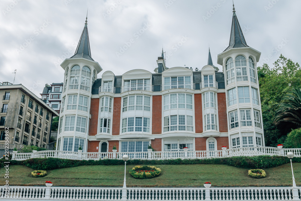 Naklejka premium Elegant historic houses on beachfront La Concha in San Sebastian Spain