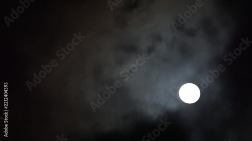 暗い夜空を漂う雲と不気味に浮かぶ月