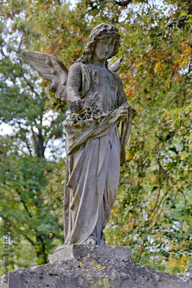 Fototapeta premium Große Engelsstatue auf einem Friedhof