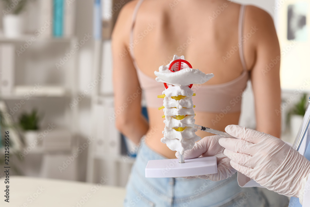 Obraz premium Spinal pain treatment and orthopedic care, doctor explaining cervical spine injection procedure to patient in medical clinic for chronic back health