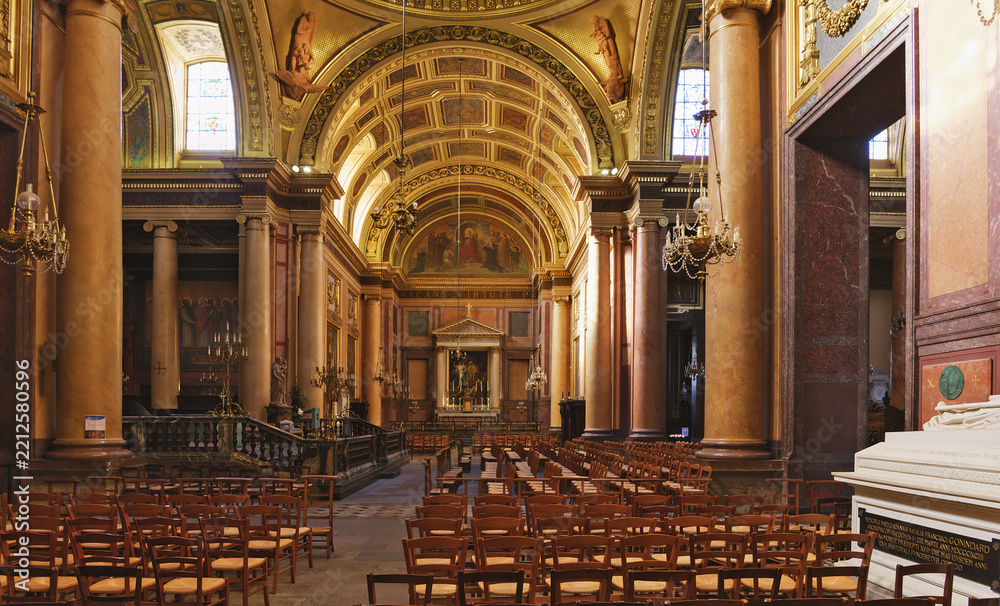 Obraz premium Neoclassical nave featuring columns, rows of chairs, a wooden confessional, and a large white marble cenotaph monument in Rennes Cathedral located in Brittany, France.