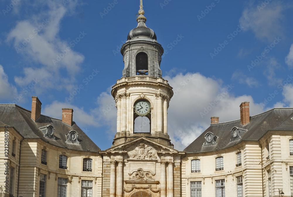 Obraz premium The ornate clock tower and dome of the historic Town Hall building under a clear sky in Rennes, France.