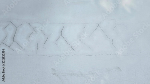 Obraz na plátně Cracks on cement wall appear as branching pattern resembling tree roots or spiderweb (map cracking or hairline cracks)