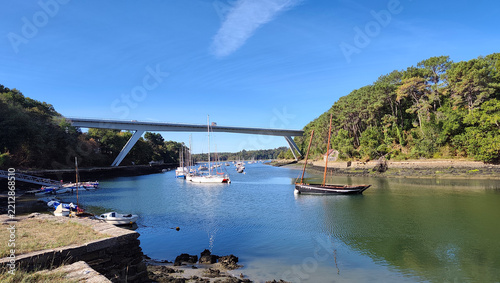 Le pont neuf du Bono (golfe du Morbinan) vu depuis le port