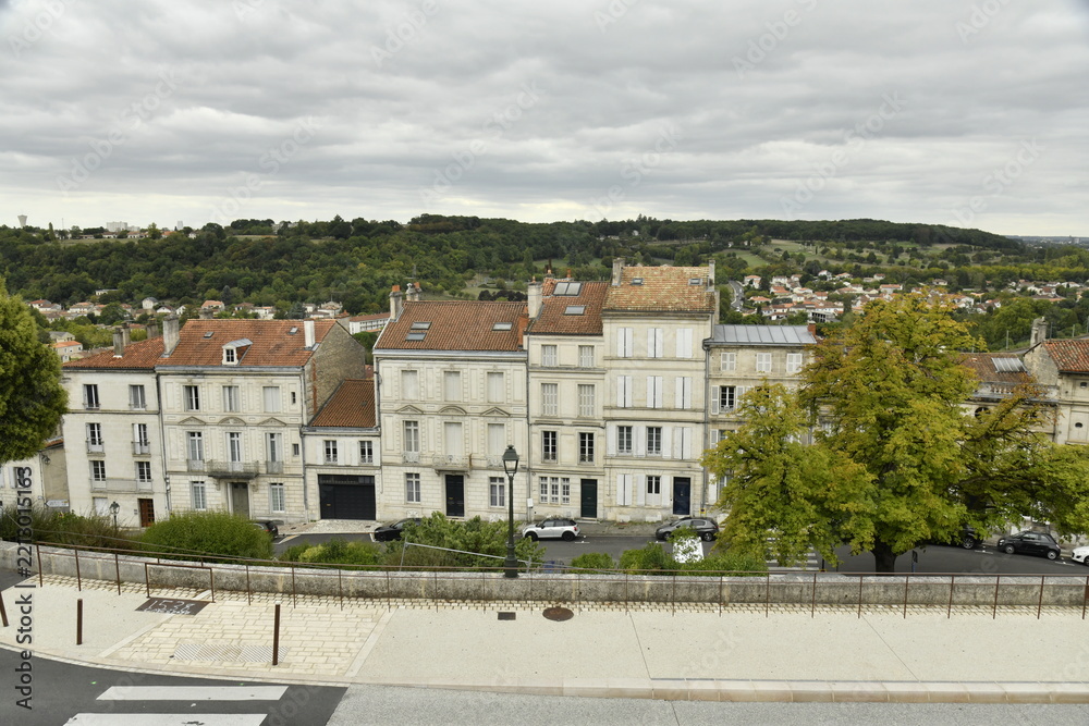 Obraz premium Vieilles bâtisses parfois de plusieurs siècles au centre historique d'Angoulême (Charente-France)
