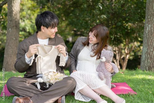 赤ちゃんの誕生を心待ちにする若いご夫婦のポートレート