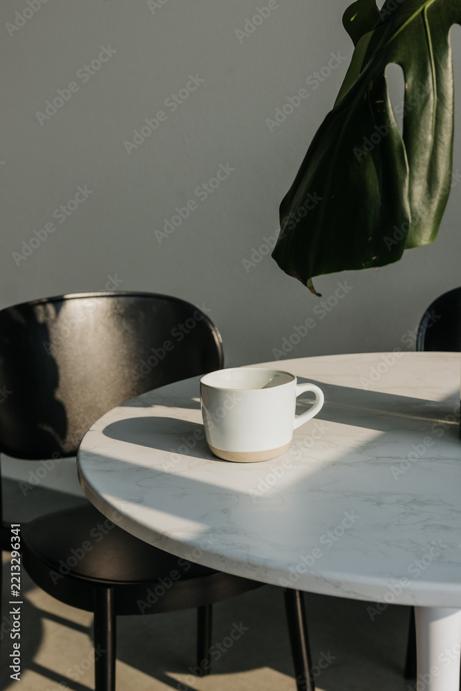Naklejka premium Minimalist scene with coffee mug in morning light