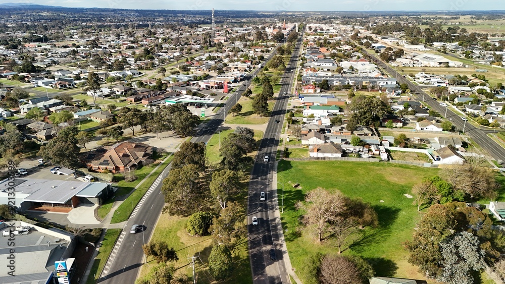 Naklejka premium Bairnsdale, Victoria, Australia – 4K aerial drone view of regional city centre, Main Street, roundabouts, residential areas and East Gippsland countryside