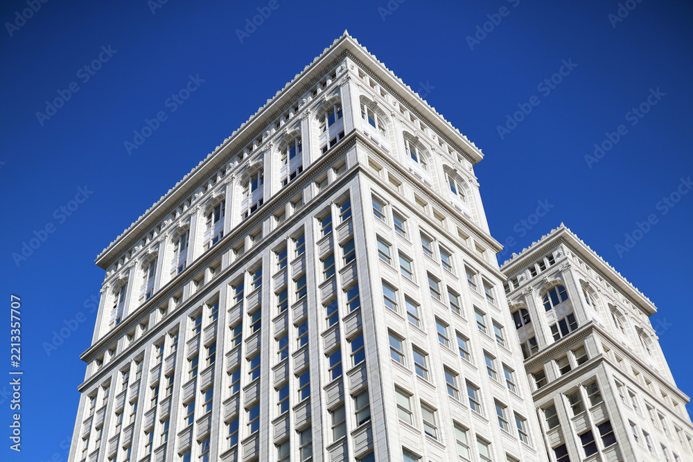Fototapeta premium Classic white architectural skyscraper against a clear blue sky