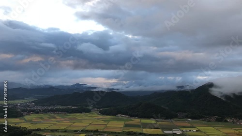 秋の収穫前の稲田と曇り空のタイムラプス_鳥取県米子市