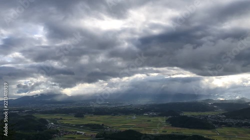 秋の収穫前の稲田と曇り空のタイムラプス_鳥取県米子市