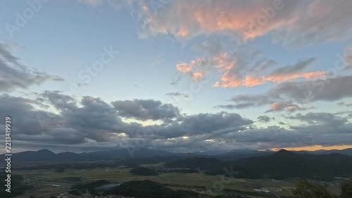 秋の収穫前の稲田と曇り空のタイムラプス_鳥取県米子市