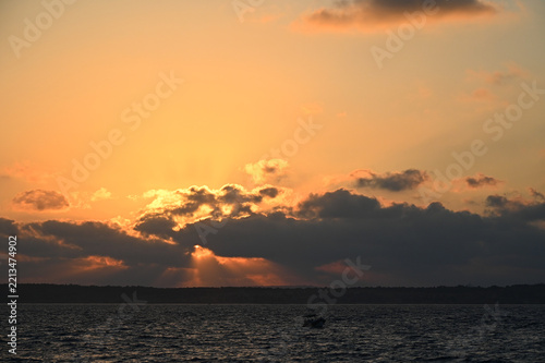 Un bateau au coucher de soleil sur l'île de Malte