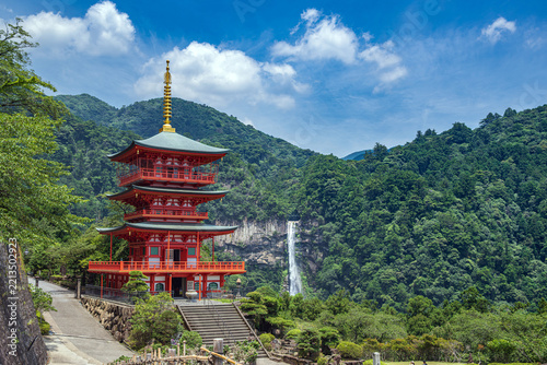 和歌山 那智山青岸渡寺 三重塔と那智の滝
