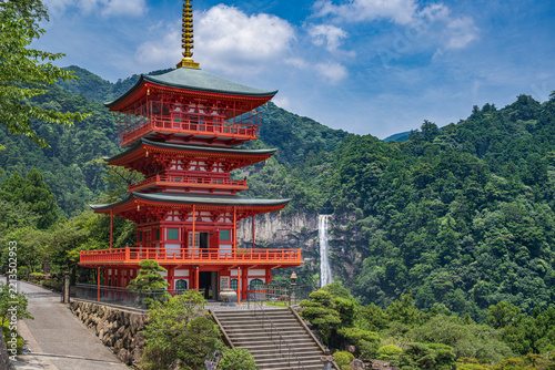 和歌山 那智山青岸渡寺 三重塔と那智の滝