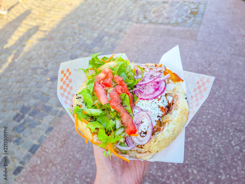 Gemuse kebab held in a man's hand.