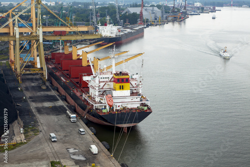 Quay and transshipment port for seagoing