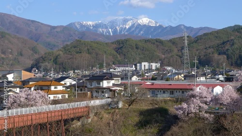 伊那市高遠の町並みと仙丈ヶ岳と満開の桜（フィックス）