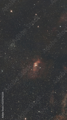 Nébuleuse de la Bulle NGC 7635 dans l'espace étoilé nocturne