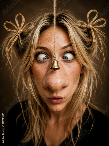 Frau mit Glöckchen vor der Nase