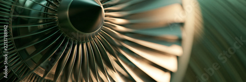 Turbine eines Flugzeugtriebwerks in Nahaufnahme, grün getönt