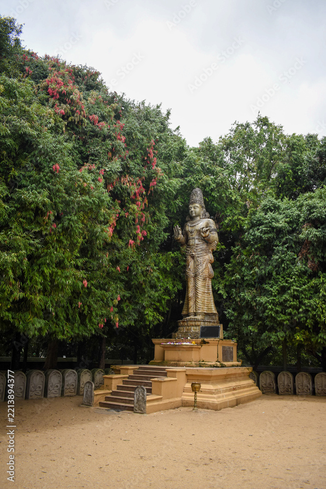 Obraz premium Statue of Lord Maitreya Bodhisattva (Maitreya Bodhisattva) at Kelaniya Raja Maha Viharaya, Kelaniya, Sri Lanka.