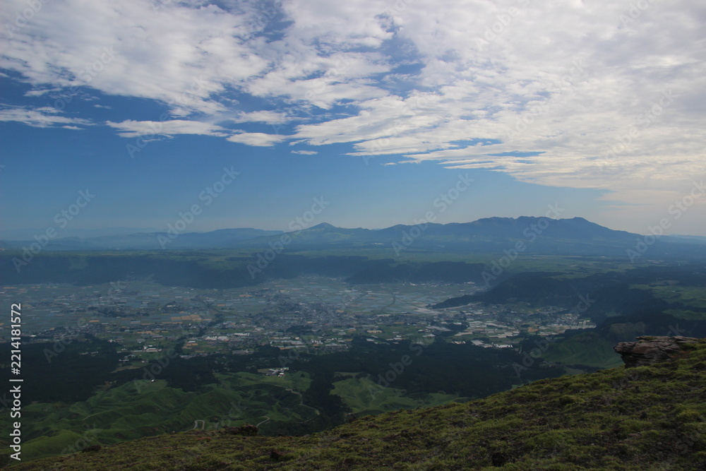 Fototapeta premium 九重連山 阿蘇山 仙酔峡 高岳 中岳 熊本県 くじゅう 絶景 山脈 背景素材