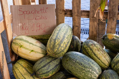 Spaghetti Kürbis (Cucurbita pepo), Kürbisse in einer Holzkiste, Schild, Frucht, Bauernmarkt, Nordrhein-Westfalen, Deutschland