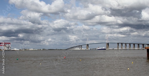 Le port de Saint-Nazaire, le pont et les chantiers navals.