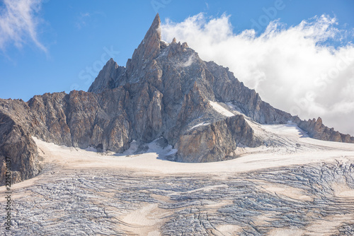 La dent du géant en saison d'été situé dans le Massif du Mont-Blanc