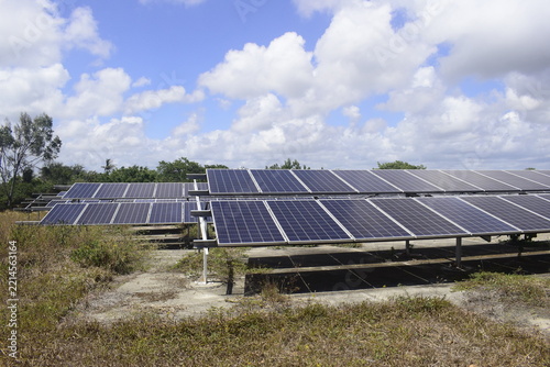 Parque fotovoltaico de energia limpa com painéis de placa solar azuis em meio a natureza, sol forte e alta geração de eletricidade
