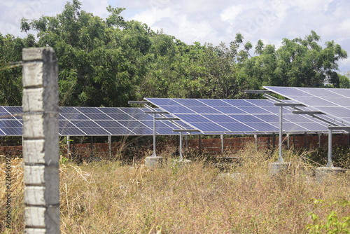 Fileira de painéis solares instaladas no interior do nordeste brasileiro, parque solar nacional
