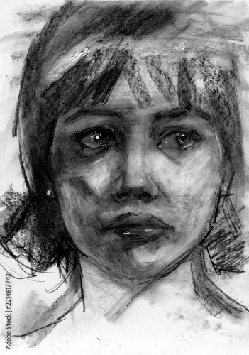 Ritratto drammatico e intenso a carboncino di giovane donna dallo sguardo profondo, schizzo artistico espressivo con forti contrasti di chiaroscuro e sfumature marcate, disegno in bianco e nero 