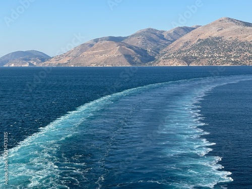 Heckwelle hinter einem Kreuzfahrtschiff bei der Ausfahrt von Argostoli, Kefalonia im ionischen Meer