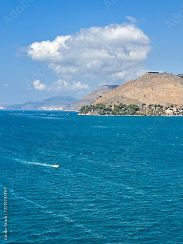 Ausfahrt aus Argostoli , Kefalonia mit einem Kreuzfahrtschiff