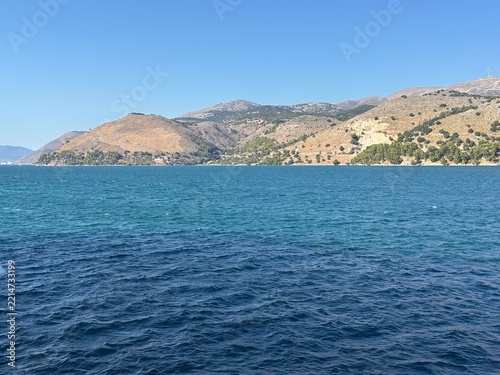 Ausfahrt aus Argostoli , Kefalonia mit einem Kreuzfahrtschiff