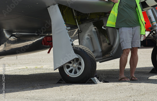 Aircraft landing gear inspection during preflight safety check