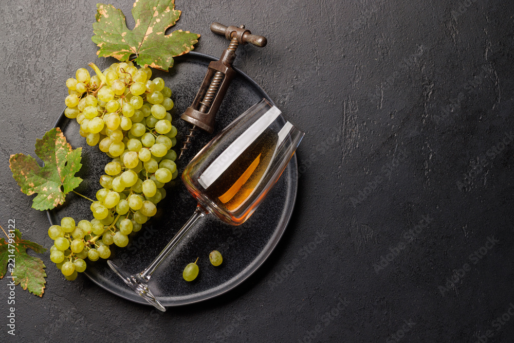 Fototapeta premium Wine tasting tray with grapes and vintage corkscrew